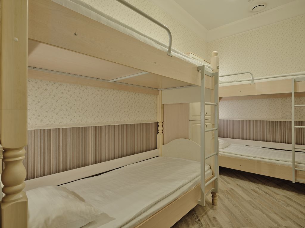 Многоместный женский номер эконом (душ/туалет общий)