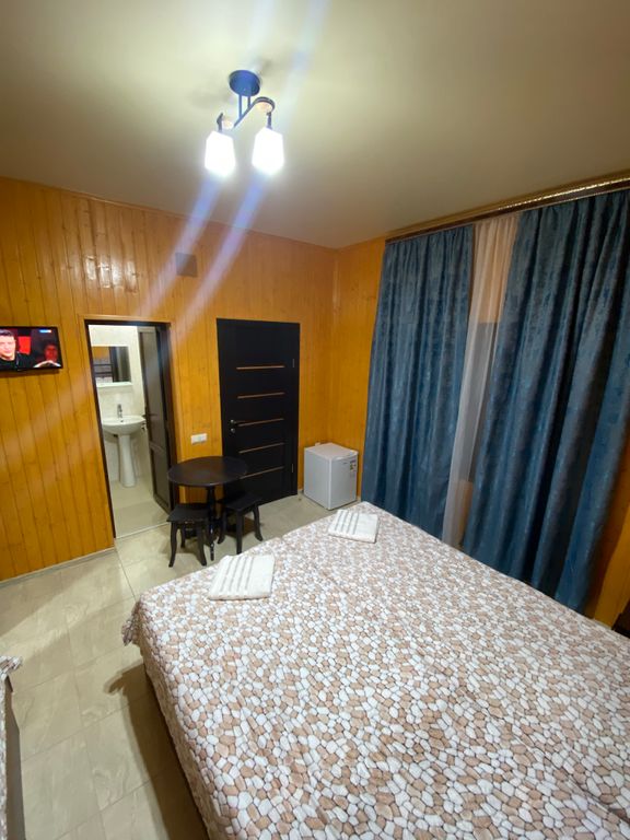 Трёхместный номер люкс с видом на горы