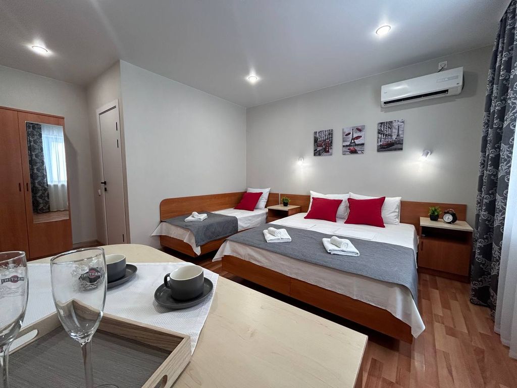 Трёхместный номер уютный стандарт без балкона