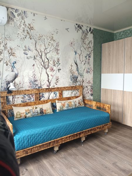 Отдельная комната с кондиционером и телевизором. Кровать из натурального дерева размер матраса 90*200*24. Рядом становится раскладушка, при необходимости. Размер матраса 90*200*17