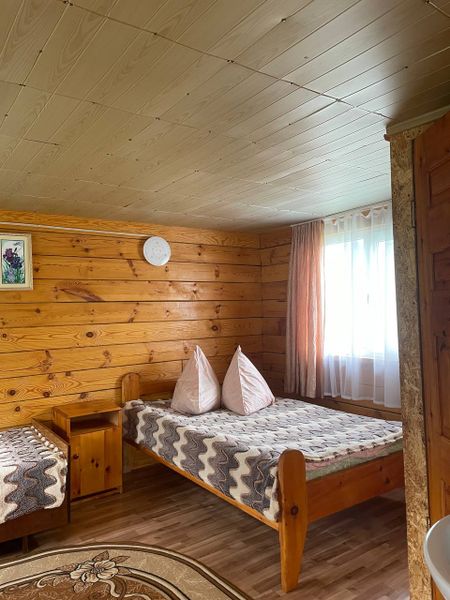 Двуспальная кровать на втором этаже