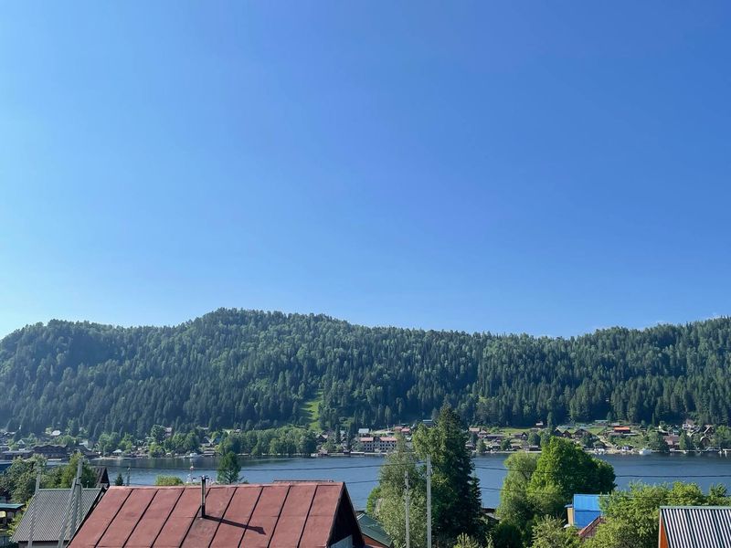 Вид со второго этажа на озеро и горы 