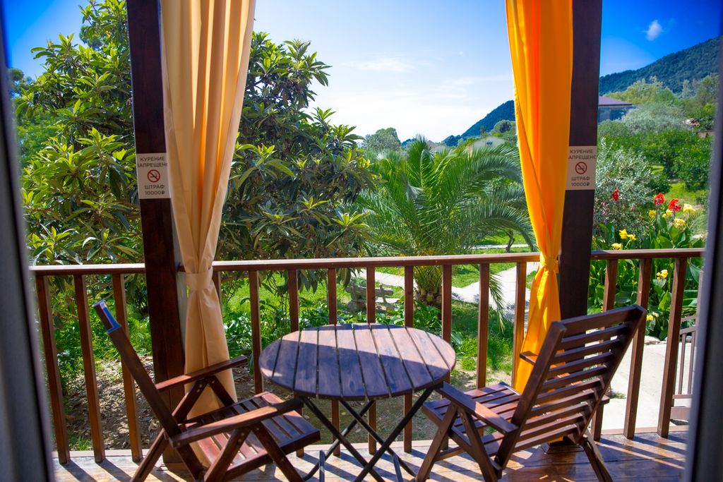 Трёхместный номер улучшенный с видом на горы