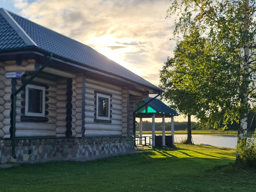 Дом на самом берегу озера