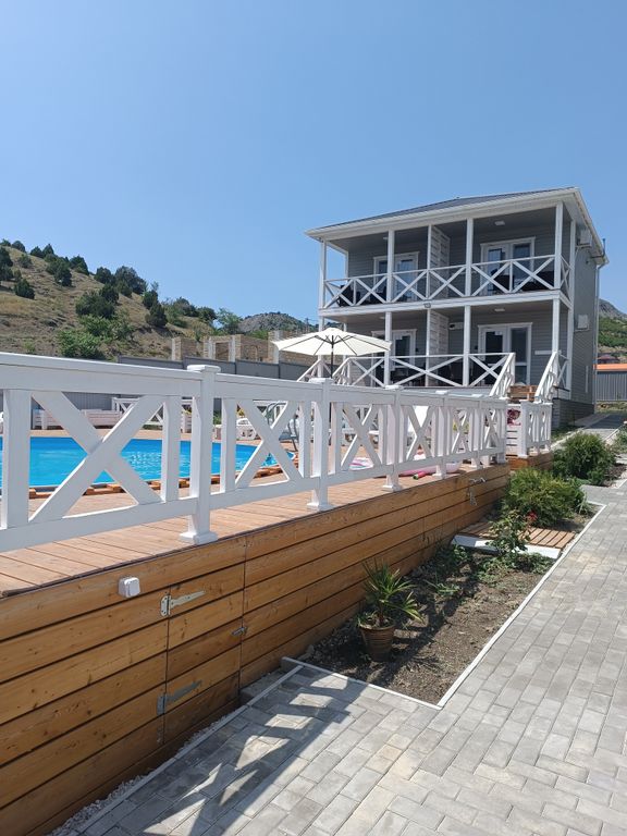 Четырёхместный номер Апартаменты  №2 с кухней на первом этаже с видом на бассейн