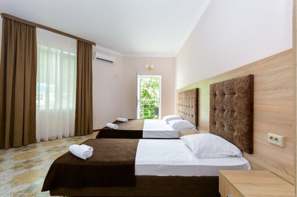 Трёхместный номер стандартный с боковым балконом