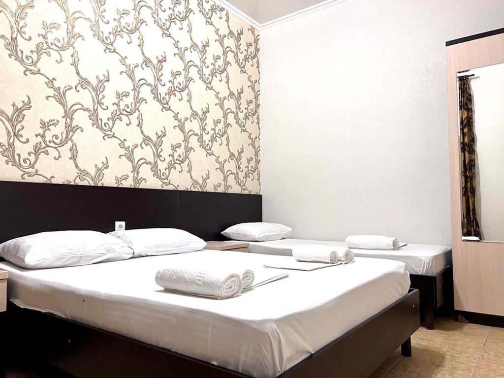 Трёхместный номер бюджетный на цокольном этаже