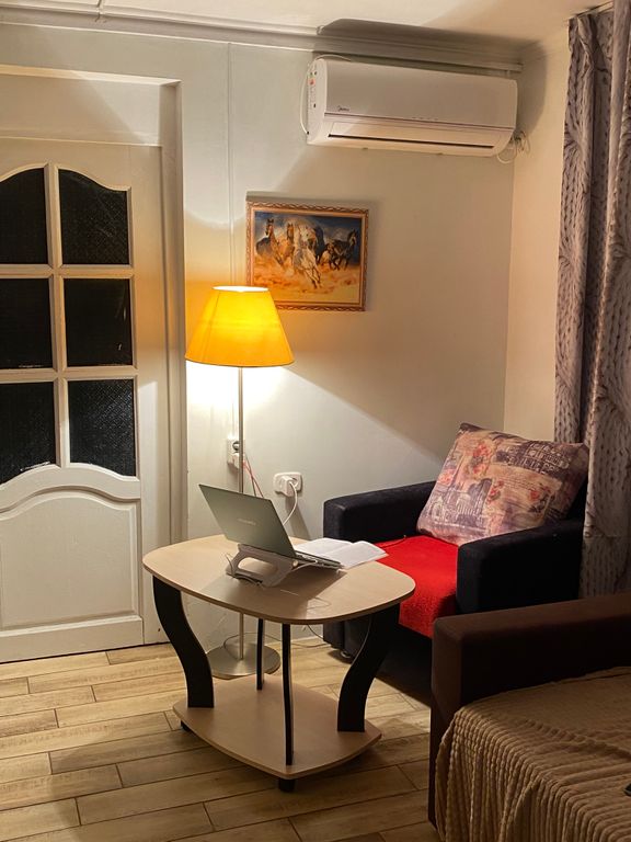 Апартаменты полностью благоустроенная часть дома со отдельным входом и своей кухней.