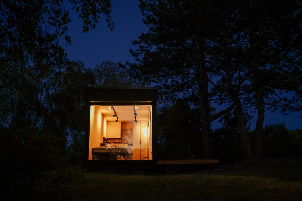 Домик-куб малый хитте с террасой и панорамным окном с видом на лес