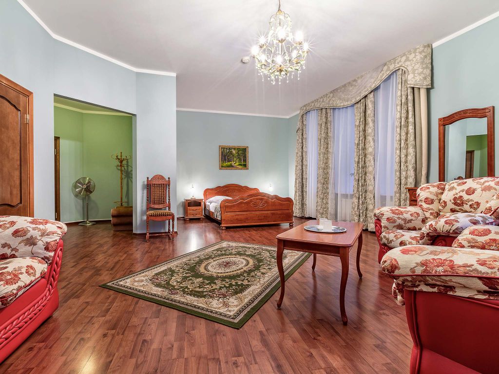 Семейный номер просторный люкс с видом на Фонтанку