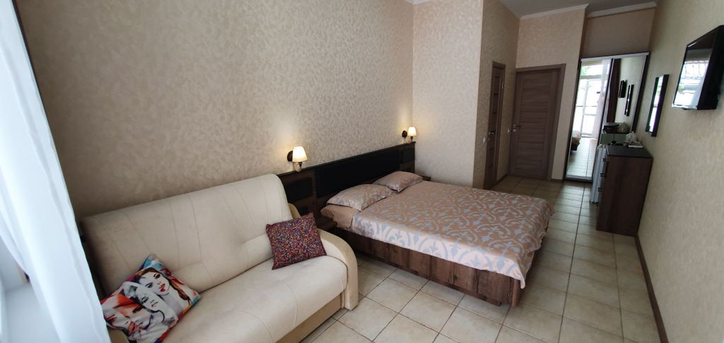 Четырёхместный номер 4й этаж вид на тихую улицу