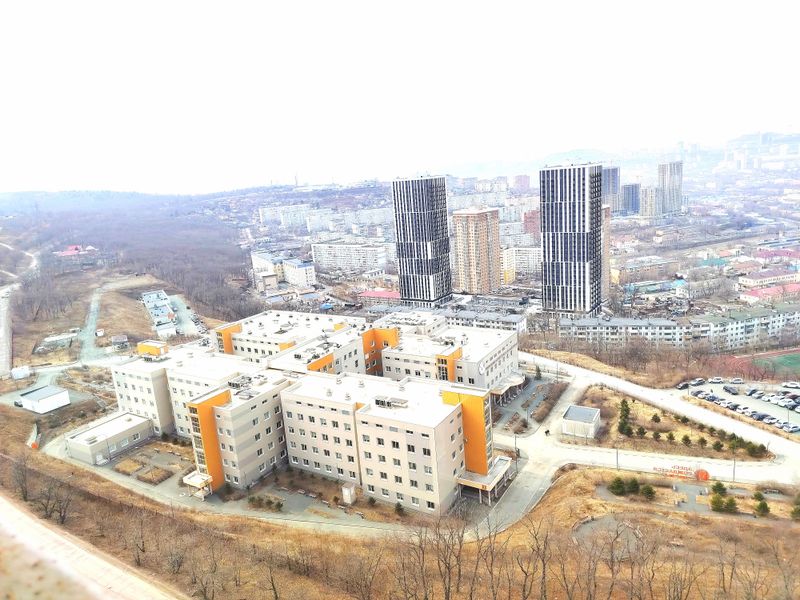 Вид из дома на Перинатальный центр