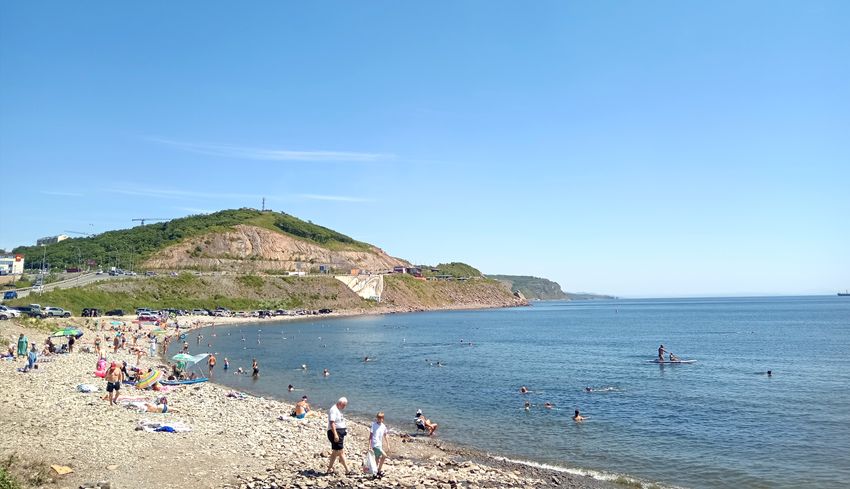 Каменистая сторона пляжа