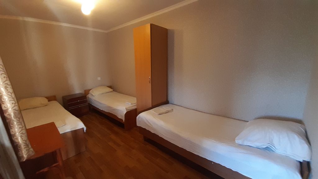 Трёхместный номер эконом с видом на горы