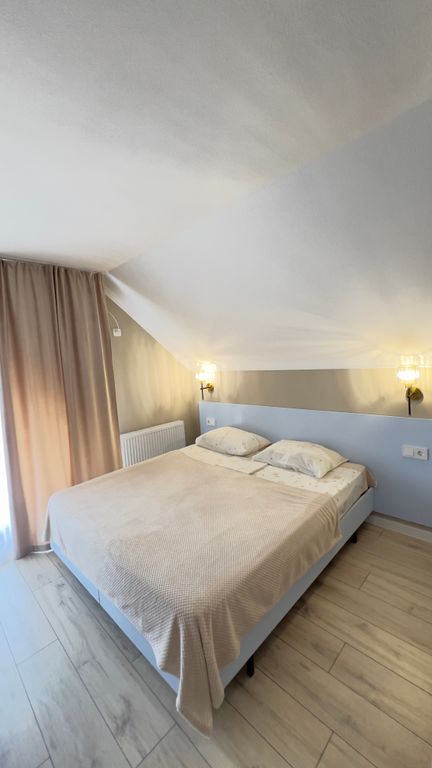 Трёхместный номер с видом во двор