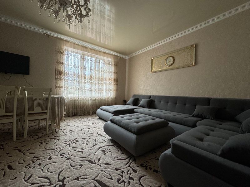 Диван на первом этаже