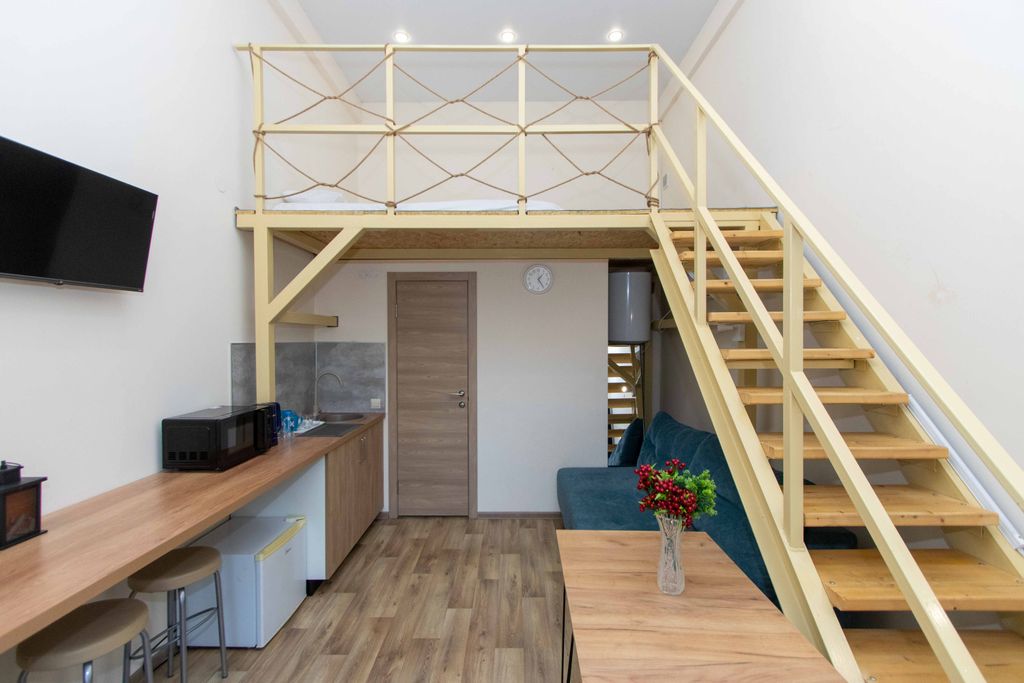 Четырёхместный номер с кроватью на антресоли и диваном