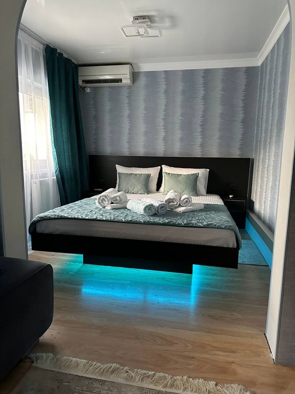 Трёхместный номер улучшенный с балконом, 7