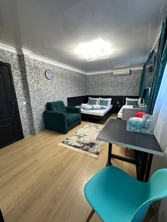 Трёхместный номер стандарт с балконом (номер 11)