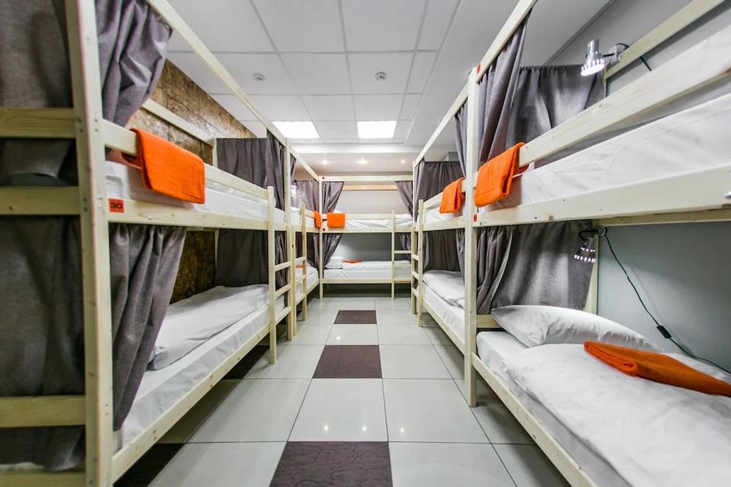 Многоместный мужской номер Кровать в 10 местном мужском номере. Общие душ/туалет.