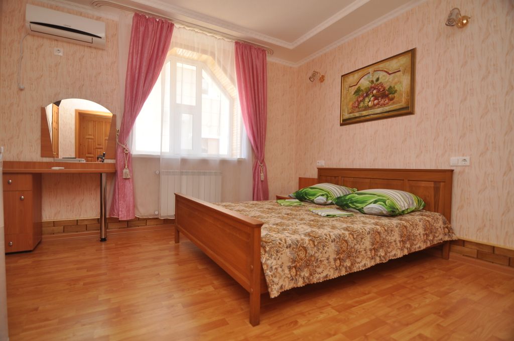 Трёхместный номер номер люкс с одной односпальной и одной двуспальной кроватью