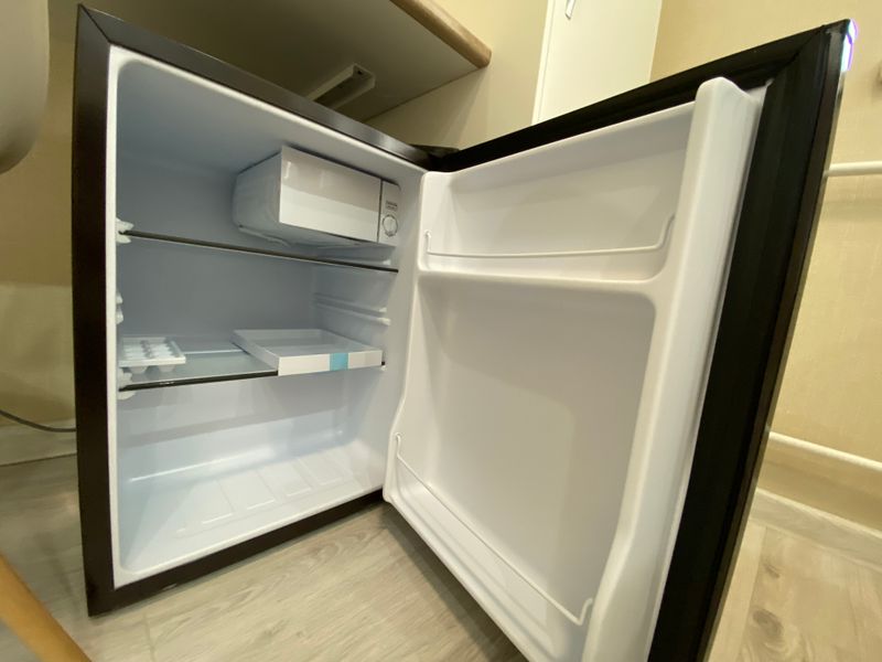 Компактный, но вестительный холодильник с морозилкой.