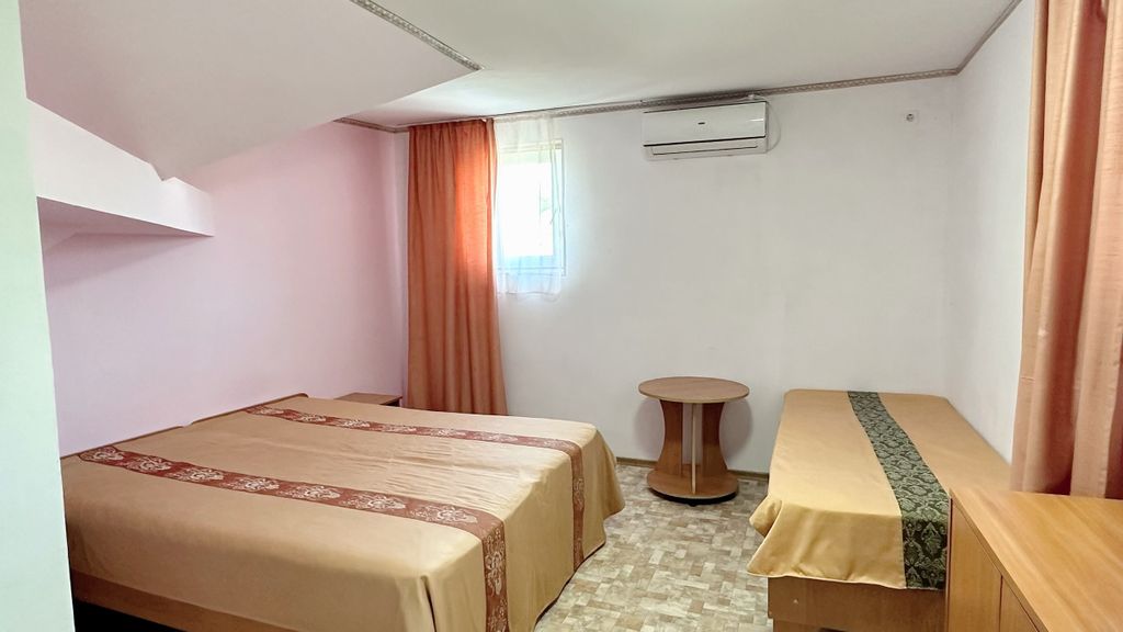 Трёхместный номер эконом с видом на горы