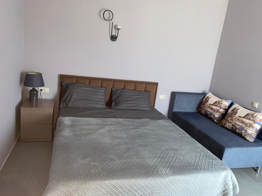 Трёхместный номер 1.3-1 этаж, комната с двухспальной кроватью и кушеткой