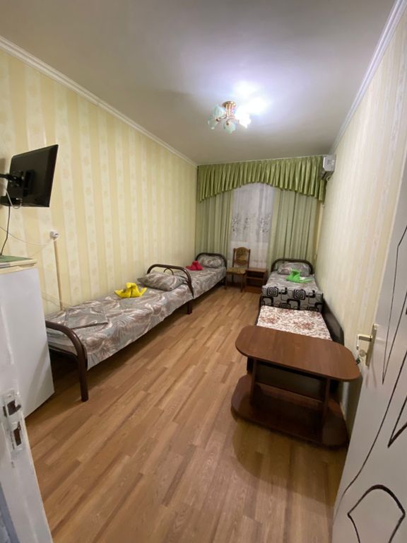 Трёхместный номер эконом с видом на горы