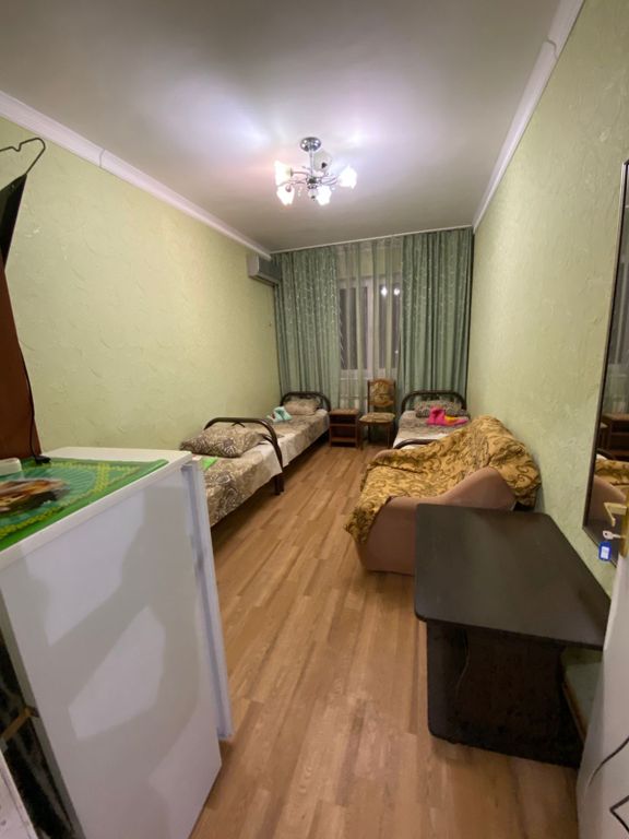 Трёхместный номер эконом с видом на горы