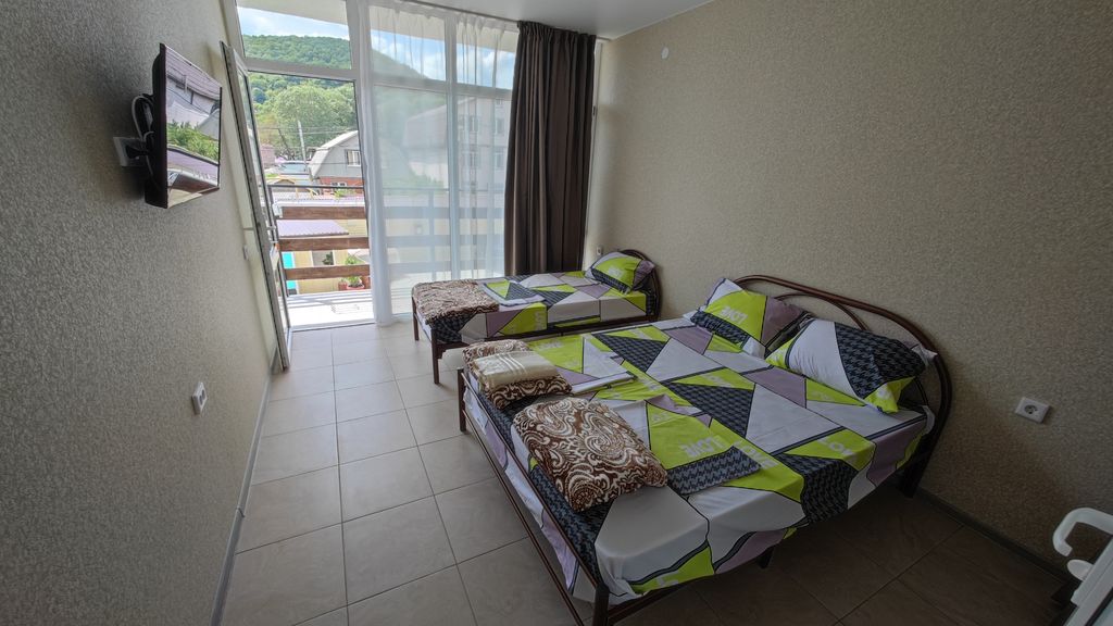 Трёхместный номер в 50 метрах от моря