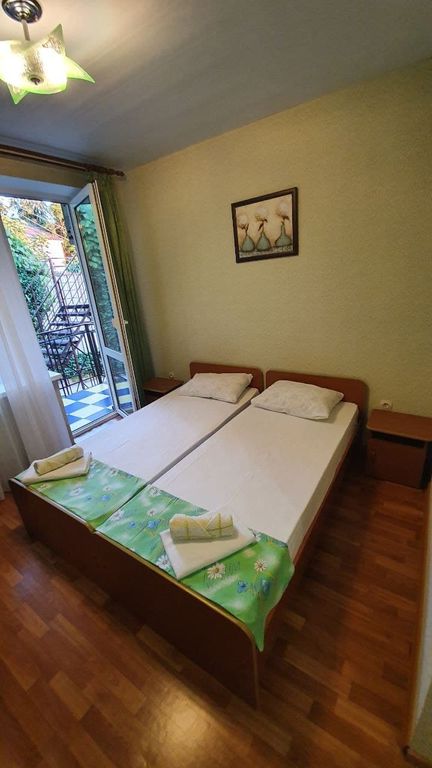 Двухместный номер с 2 отдельными кроватями стандарт на третьем этаже с террасой в тени