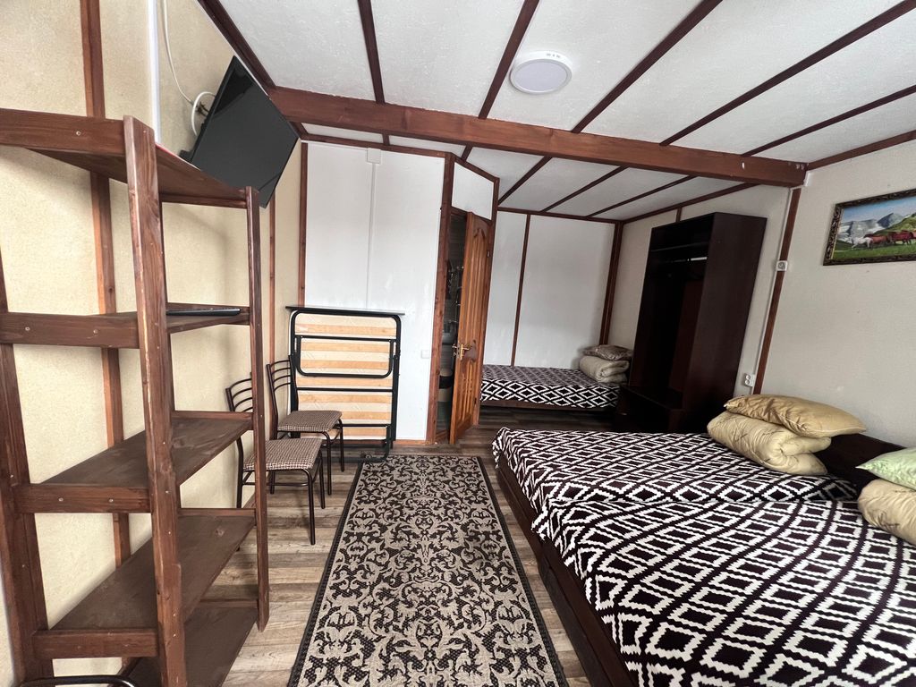 Четырёхместный номер стандарт с видом на горы