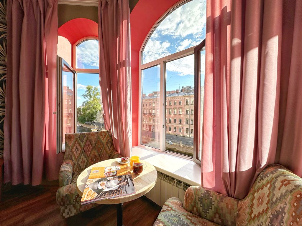 Двухместный номер с 1 кроватью или с двумя раздельными комфорт с эркером и видом на канал