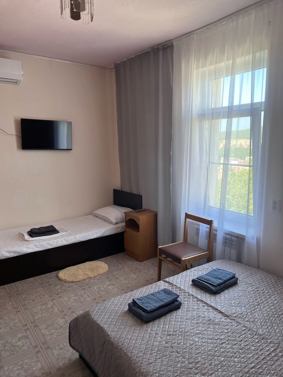 Трёхместный номер комфорт 12 с двуспальной кроватью, видом на море, горы