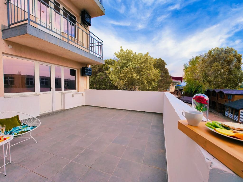 Трёхместный номер «Супериор» с общей террасой