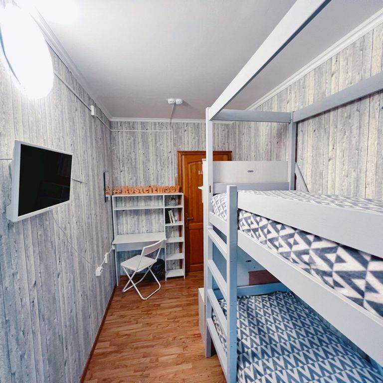 Двухместный номер с 2 отдельными кроватями эконом с видом на реку с удобствами на этаже