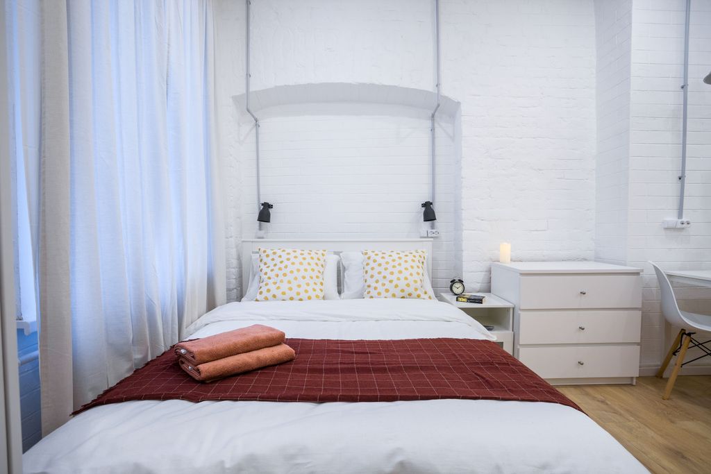 Трёхместный с двуспальной кроватью и диваном