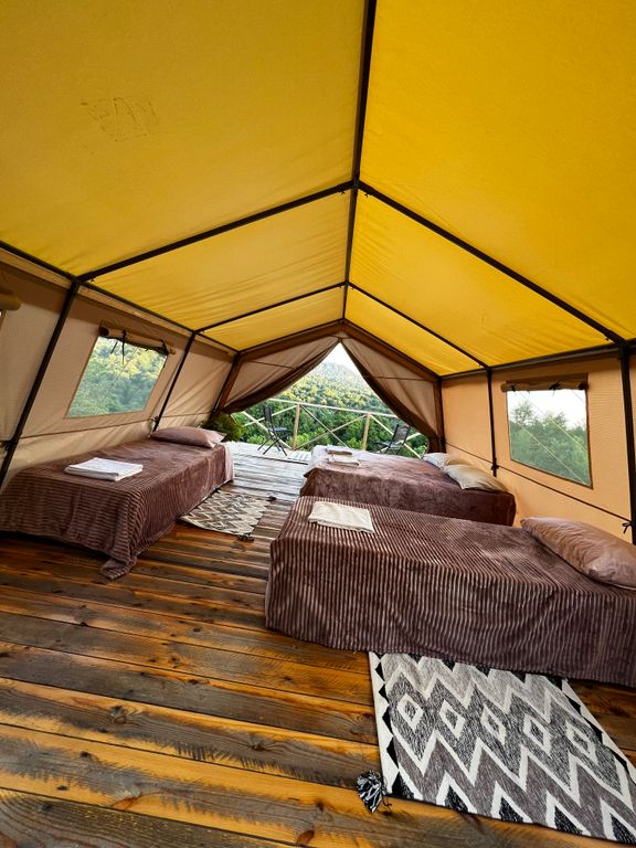 Палатка шатер семейный на берегу Черного моря