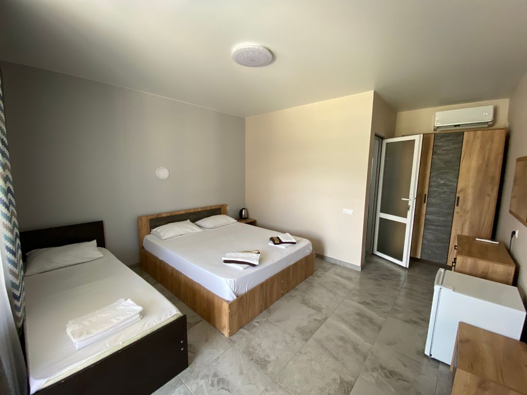 Трёхместный номер стандарт с видом на горы