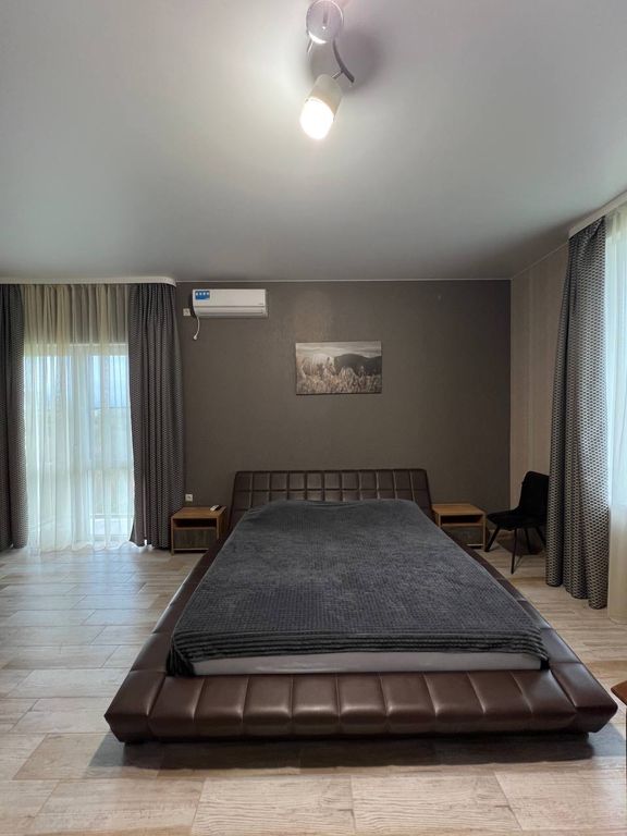 Трёхместный номер люкс с видом на горы