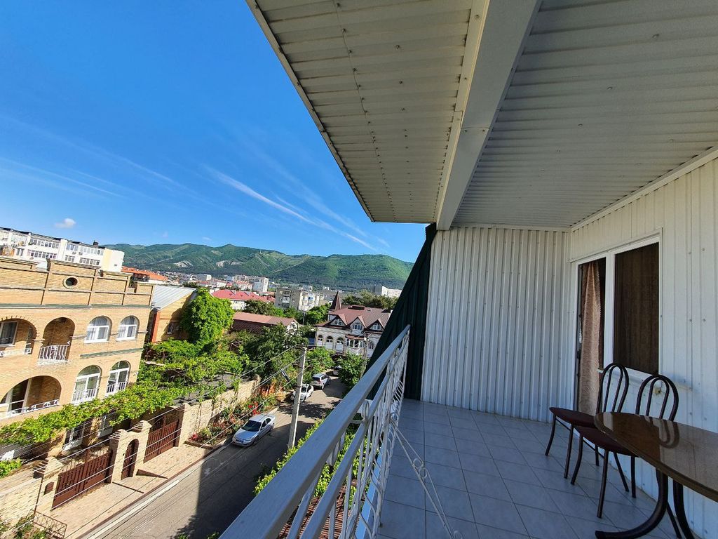 Трёхместный номер С уютным балконом, видом на горы и город