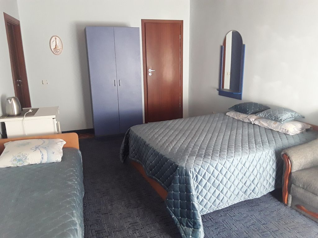 Трёхместный номер с 2 кроватями улучшенный