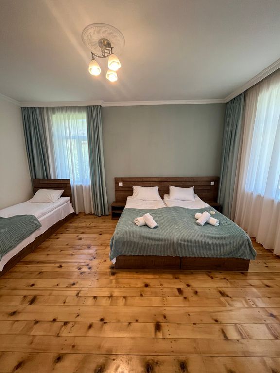 Трёхместный номер стандарт с видом на горы