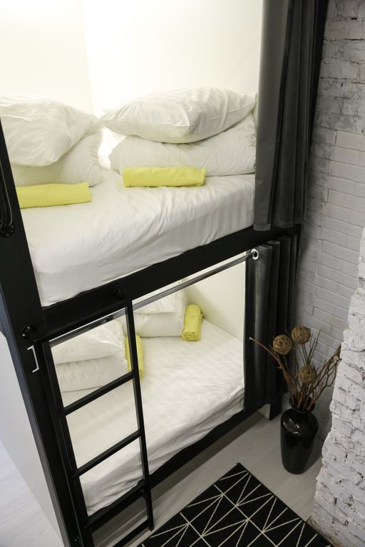 Двухместный номер с 1 кроватью капсула 1 ярус