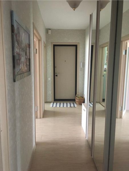 Большая и светлая прихожая 