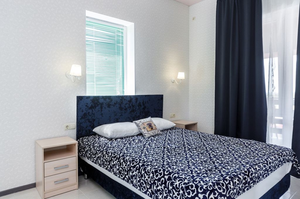 Апартаменты люкс с большой лоджией и видом на море (3 этаж)