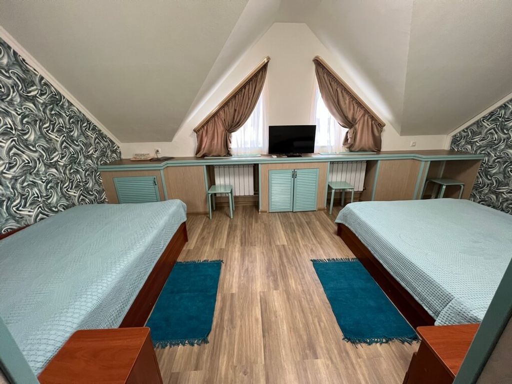 Двухместный номер с 2 отдельными кроватями с дополнительным местом