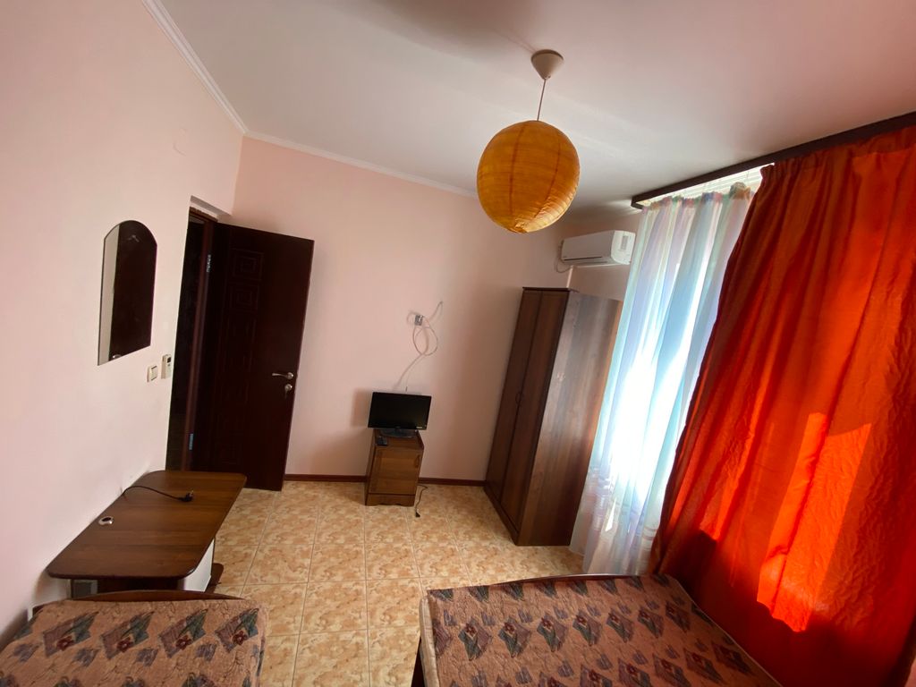 Трёхместный номер эконом с видом на горы