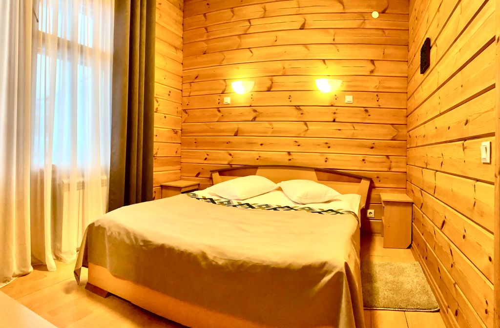 Семейный номер люкс в загородном отеле с питанием, бассейном и сауной